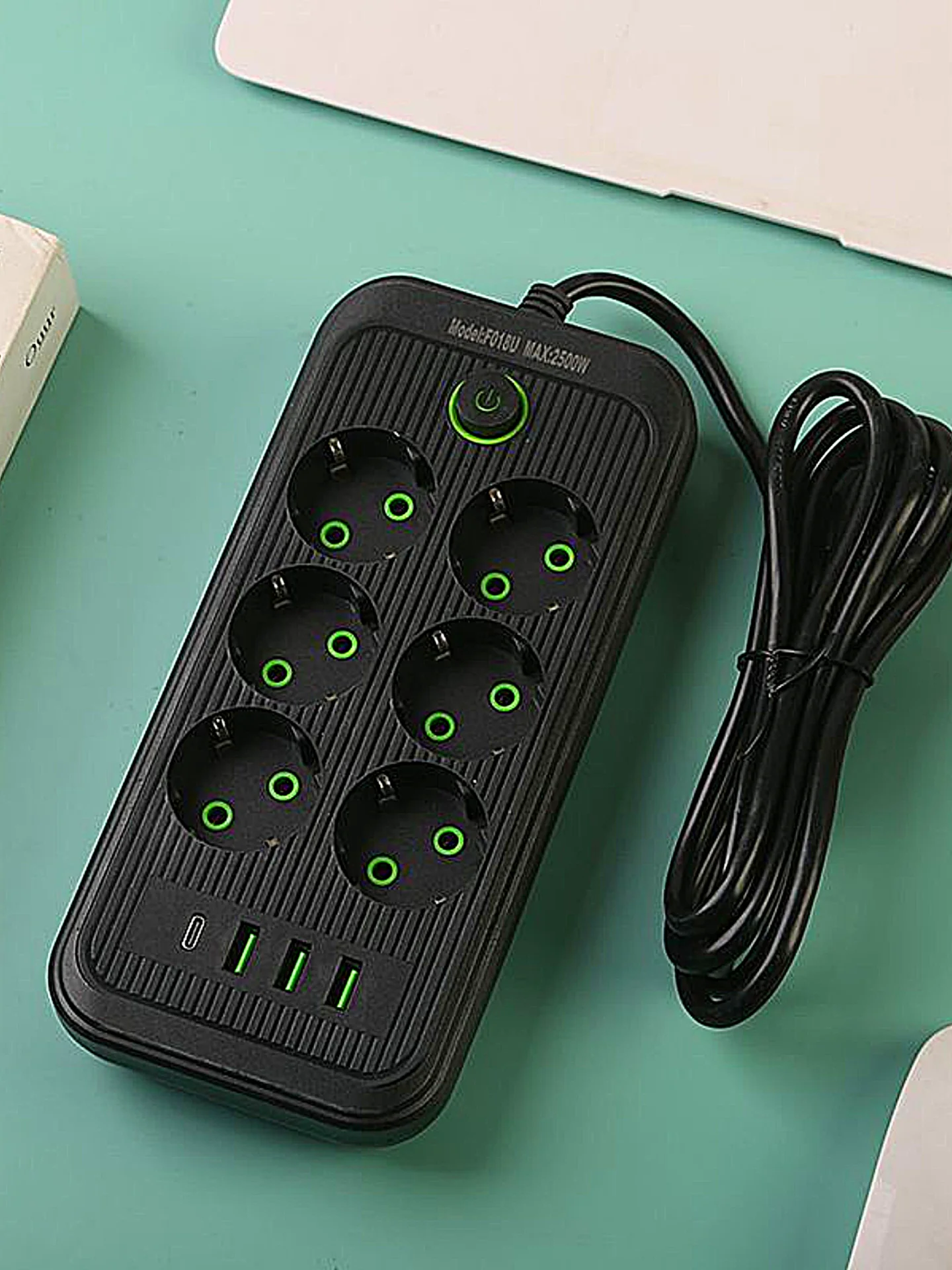 Черный сетевой фильтр- удлинитель с 6 розетками, 3 USB портами и 1 Type-C