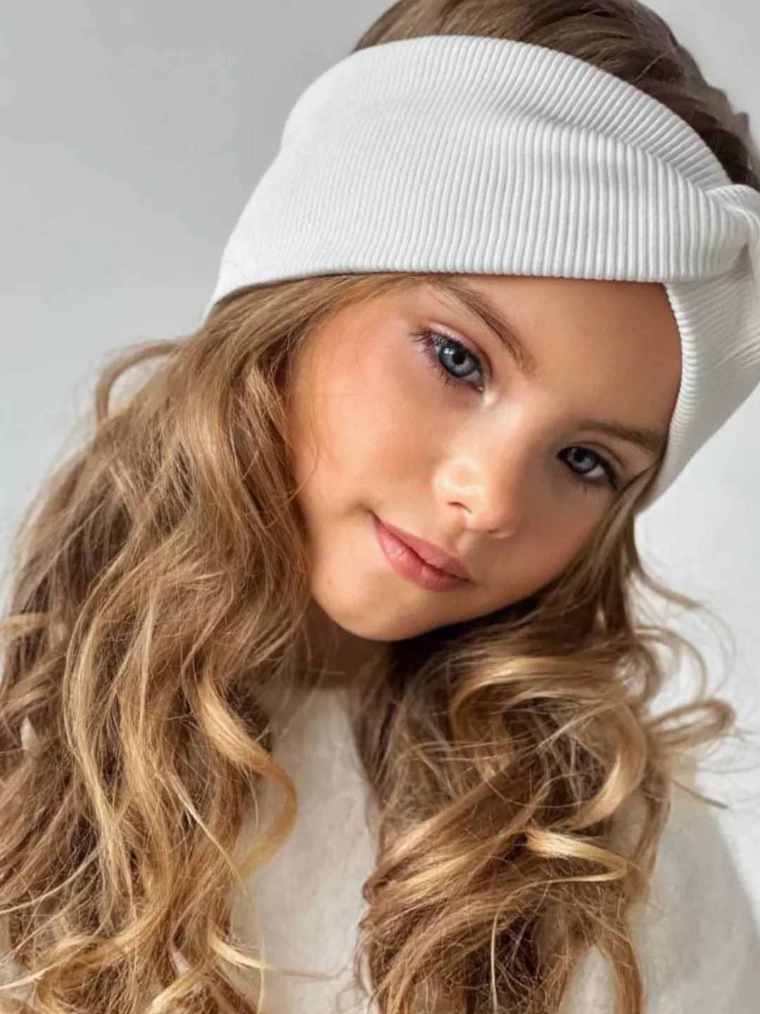 Белый повязка для девочки 5-14  лет.  Повязка демисезонная . Повязка трикотажная