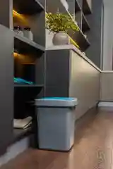 Бежевый контейнер для мусора