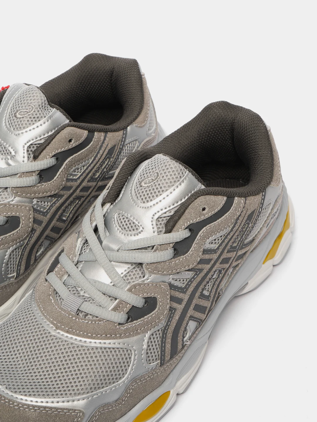 Серый меланж мужские кроссовки с логотипом Asics