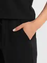 Черный костюм женский спортивный: топ и брюки