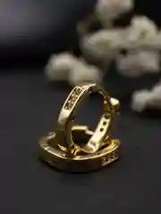 Серьги-кольца геометрические со стразами