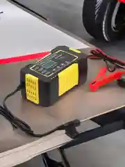 Черный автомобильное зарядное устройство / зарядка для АКБ / автомобильный аккумулятор зарядка