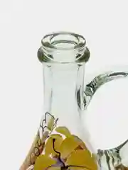 Белый бутыль с крышкой