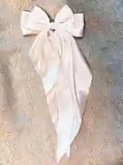 Белый атласный бант на заколке