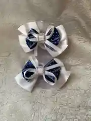 Белый школьный бантик на резинке