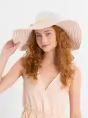 Пудровый шляпа на пляж