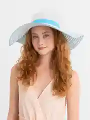 Лазурный шляпа на пляж