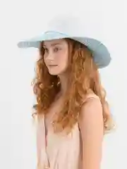 Голубой шляпа на пляж