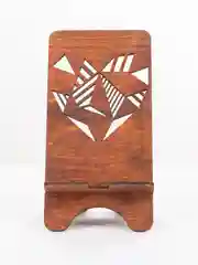 Деревянная подставка для телефона