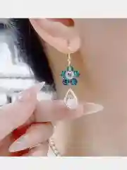 Серьги классические со стразами цветные (фиолетовый, зеленый, белый) Цветок Капля