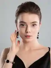 Асимметричные серьги с агатом