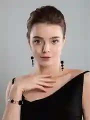 Длинные серьги асимметричные с черным ониксом агатом