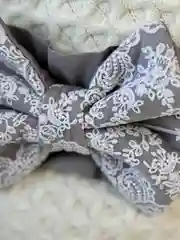 Серый бант на выписку из роддома (на резинке)