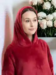 Красный плед с рукавами