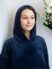 Синий плед с рукавами