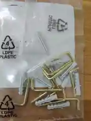 Серый дюбель с Г-образным крюком саморезом PA 6 ES/P5 4X20 G (10 шт)