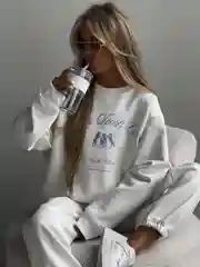 Спортивный женский костюм: свитшот и джоггеры