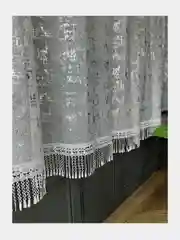 Серебряный тюль на кухню короткая 300x150