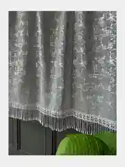 Серебряный тюль на кухню короткая 300x150