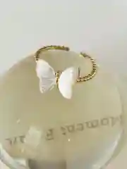 Белый кольцо женское с бабочкой