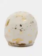 Белый череп из гипса в черном и белом цвете
