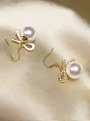 Серьги петля из кристаллов и жемчужина