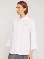 Белый женская рубашка с декоративной брошью