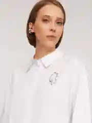 Белый женская рубашка с декоративной брошью
