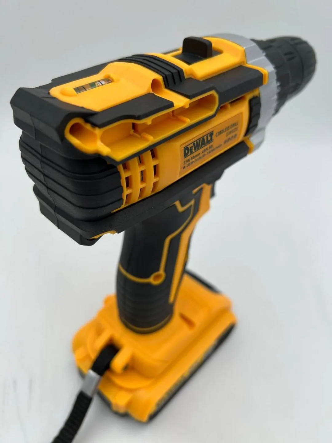 Черный дрель-шуруповерт аккумуляторный DeWalt, 21V / 48V с набором инструментов