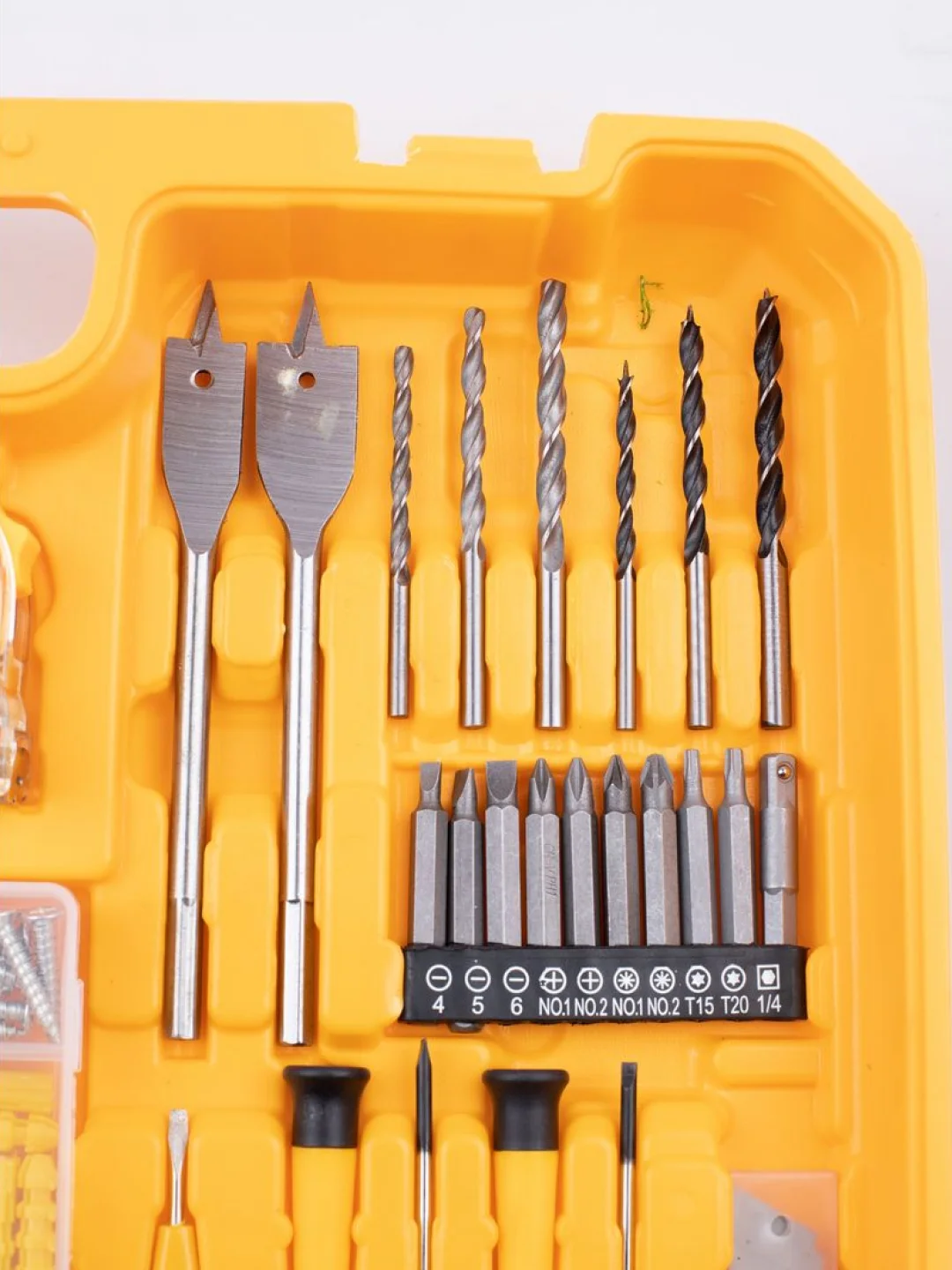 Черный дрель-шуруповерт аккумуляторный DeWalt, 21V / 48V с набором инструментов