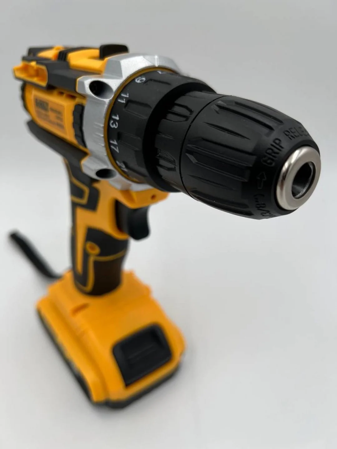 Черный дрель-шуруповерт аккумуляторный DeWalt, 21V / 48V с набором инструментов
