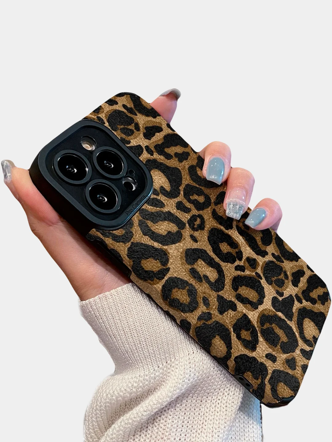 Коричневый чехол для iPhone 13/14/15/Pro/Max/Plus с принтом: леопардовый, сердечки, губы