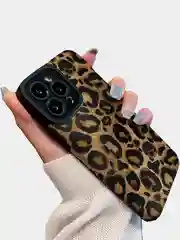 Коричневый чехол для iPhone 13/14/15/Pro/Max/Plus с принтом: леопардовый, сердечки, губы
