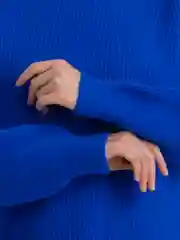 Синий свитер женский вязаный удлиненный
