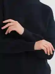 Черный свитер женский вязаный удлиненный
