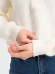 Белый свитер женский вязаный удлиненный