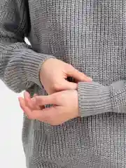Серый свитер женский