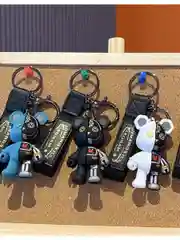 Брелок для ключей половинчатый Bearbrick бело-черный