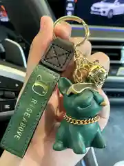 Брелок для ключей зеленый бульдог в золотых очках и цепи