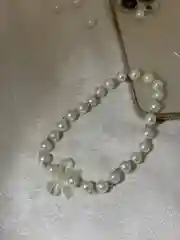 Цепочка брелок из бусин на телефон