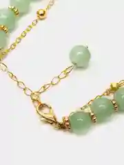 Белый браслет для милой женской ручки