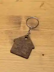 Светло-коричневый деревянный брелок-домик "Дом там, где мы"