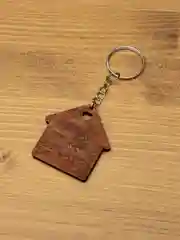 Светло-коричневый деревянный брелок-домик "Дом там, где мы"