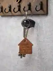 Светло-коричневый деревянный брелок-домик "Дом там, где мы"