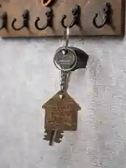 Светло-коричневый деревянный брелок-домик "Дом там, где мы"