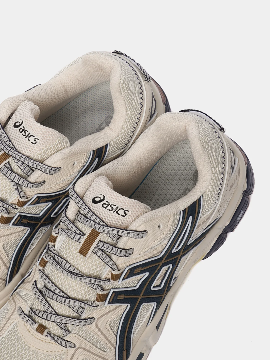 Молочный кроссовки мужские с логотипом Asics gel kahana 8