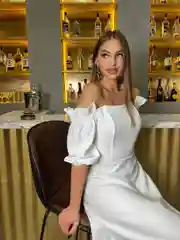Белый платье вечернее с пышными рукавами, с косточками на груди. Женское приталенное миди платье
