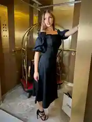 Черный платье вечернее с пышными рукавами, с косточками на груди. Женское приталенное миди платье