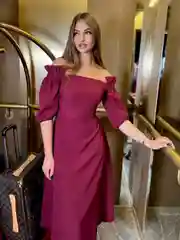 Бордовый платье вечернее с пышными рукавами, с косточками на груди. Женское приталенное миди платье